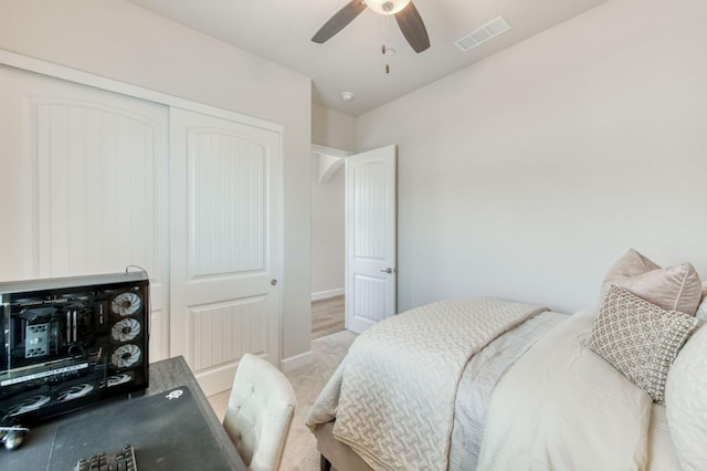 bedroom with baseboards, ceiling fan, visible vents, and a closet