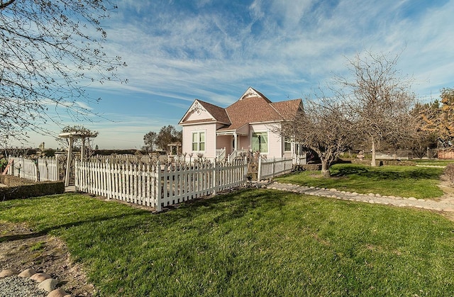 view of front facade featuring a fenced front yard and a front lawn