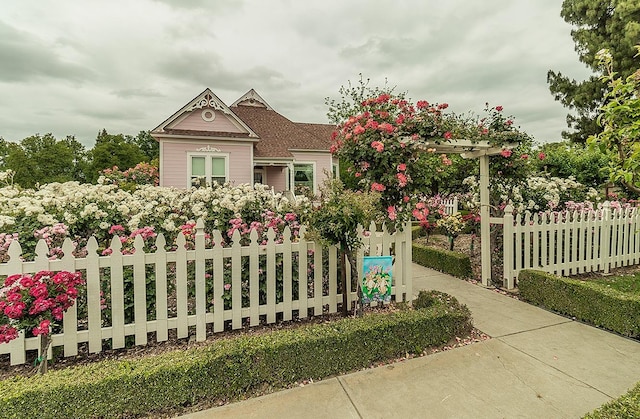 craftsman house featuring fence