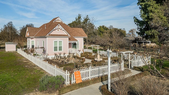 view of front of property with a fenced front yard