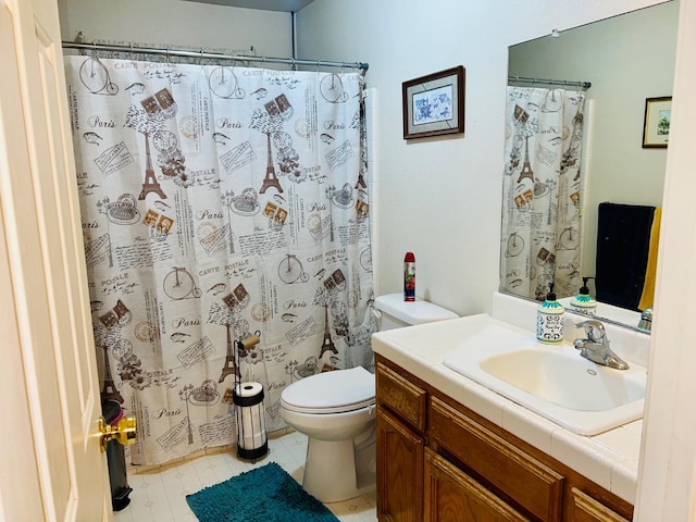 bathroom with a shower with curtain, vanity, and toilet