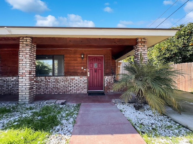 property entrance with covered porch