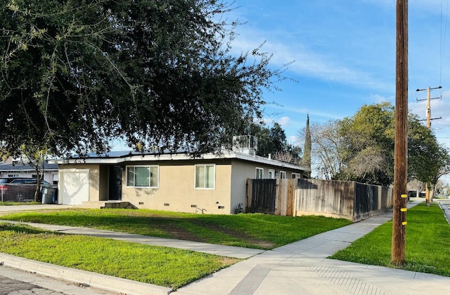 view of front of house with a garage, stucco siding, crawl space, fence, and a front yard