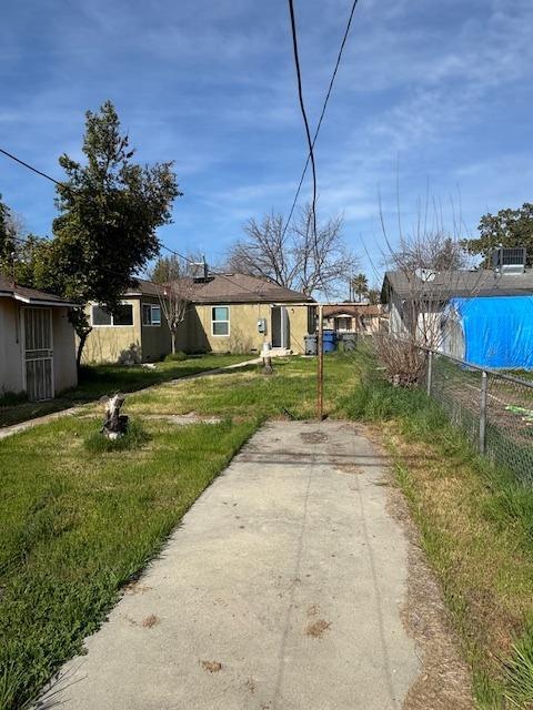 view of front of house with fence and a front lawn