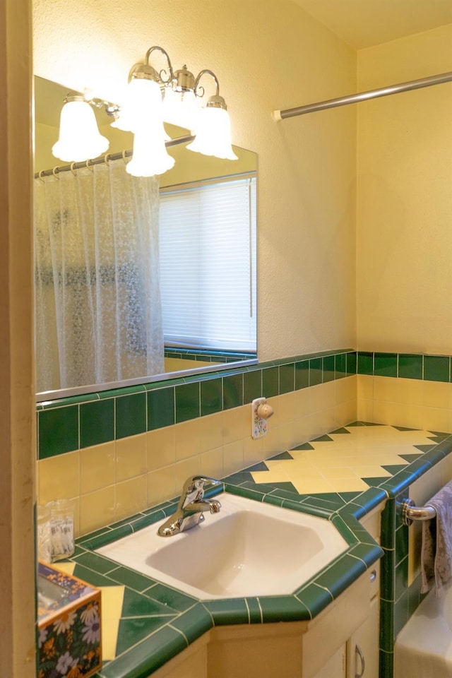 full bathroom featuring a shower with curtain, vanity, and decorative backsplash