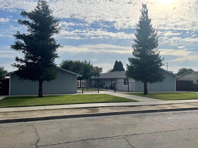 view of front facade featuring fence and a front lawn