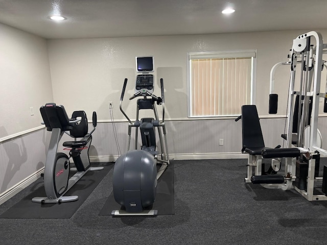 workout room with recessed lighting and baseboards