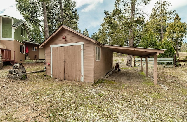 view of shed with driveway