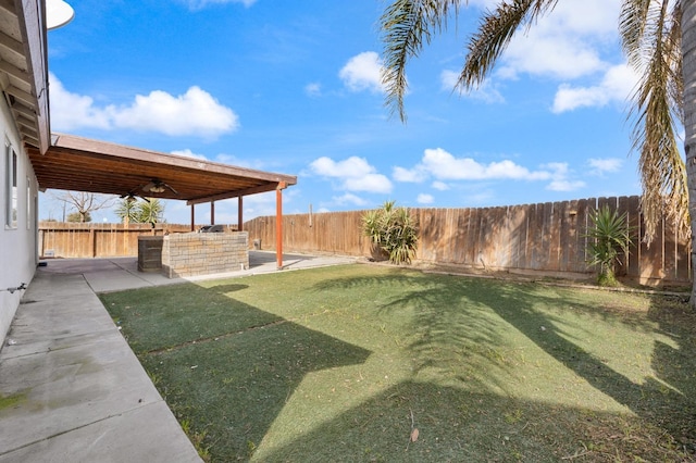 view of yard with ceiling fan, a fenced backyard, and a patio