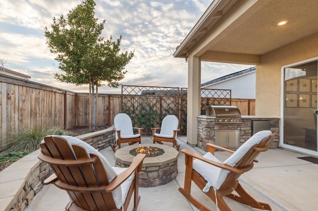 570 Laurel Crest Ave, Madera, CA 93636 - fenced backyard with an outdoor fire pit and a patio area