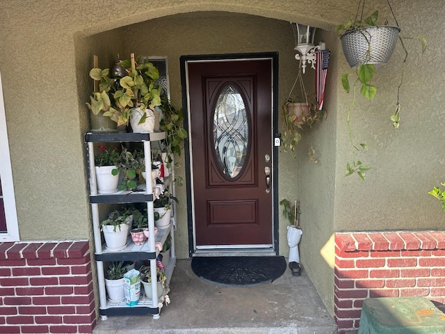 property entrance featuring stucco siding