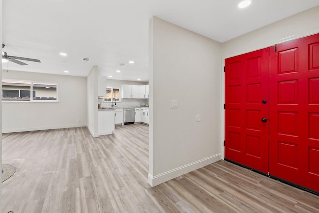 foyer featuring visible vents, recessed lighting, light wood-style flooring, and baseboards