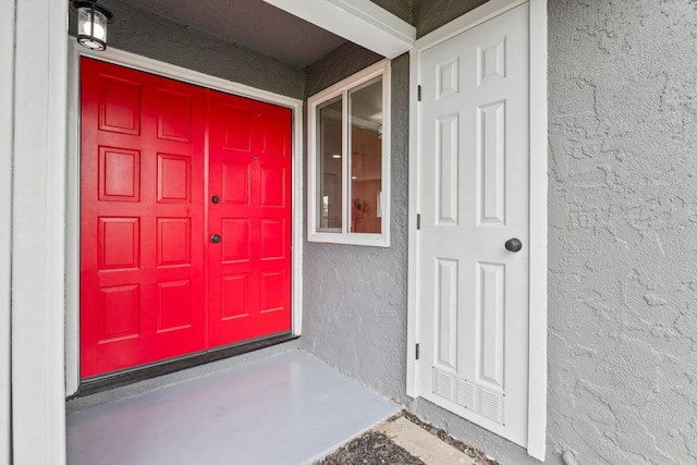 view of exterior entry with stucco siding