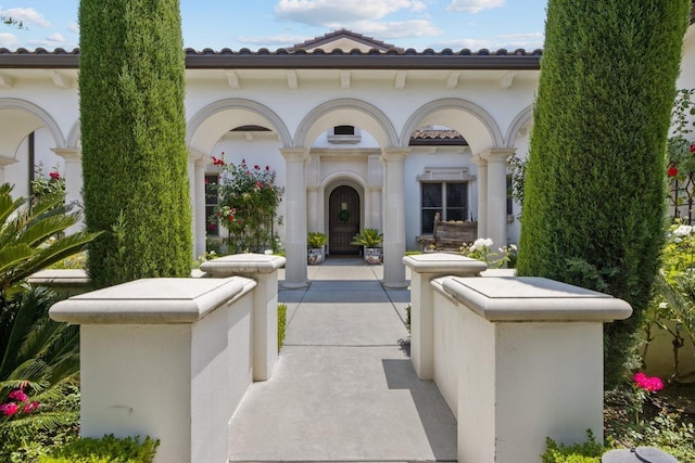 view of exterior entry featuring stucco siding