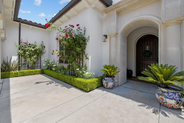 view of exterior entry featuring stucco siding