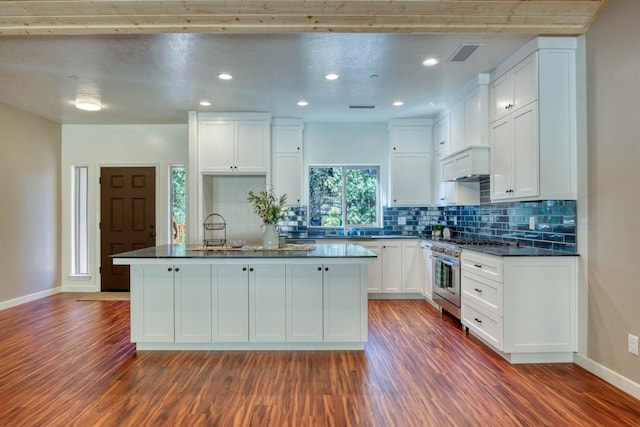 40865 Cold Springs Ln, Shaver Lake, CA 93664 - kitchen with high end range, dark countertops, baseboards, dark wood finished floors, and an island with sink
