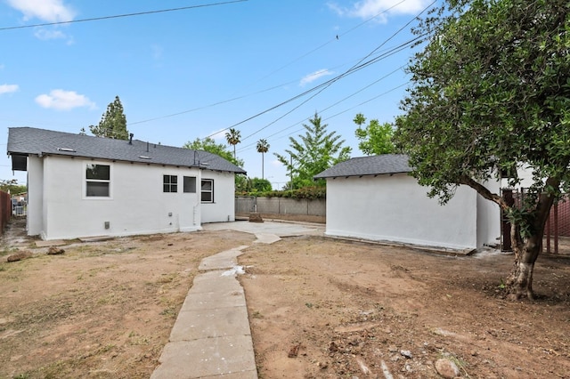 view of yard featuring an outbuilding and fence