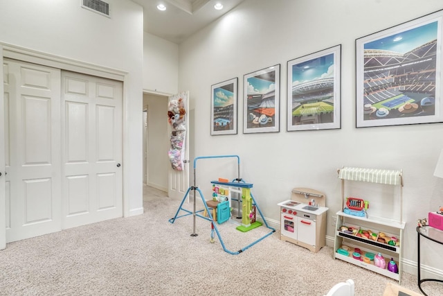 recreation room with baseboards, visible vents, carpet flooring, and recessed lighting