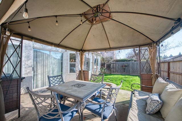 sunroom / solarium featuring vaulted ceiling