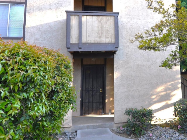 property entrance featuring stucco siding