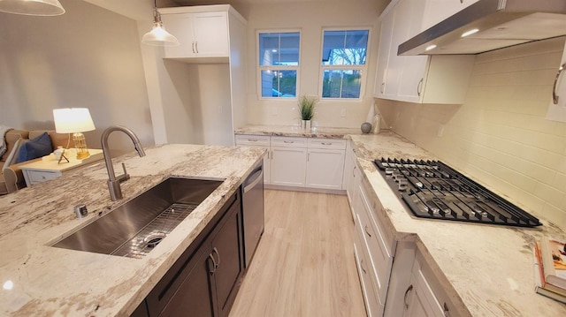 29030 Crystal Spings Ct, Coarsegold, CA 93614 - kitchen featuring white cabinetry, under cabinet range hood, a sink, and stainless steel appliances