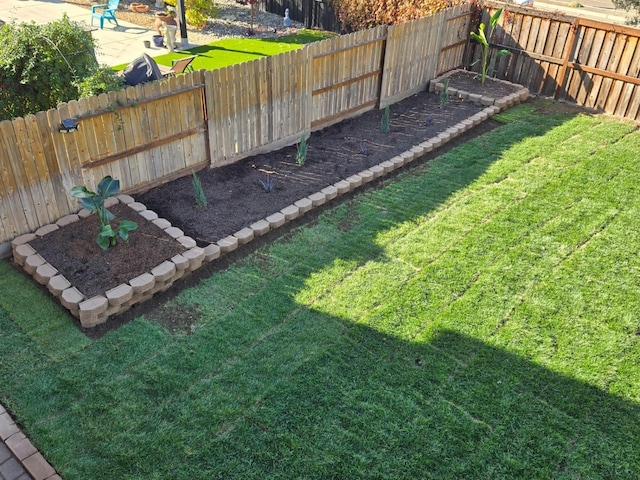 view of yard featuring a fenced backyard