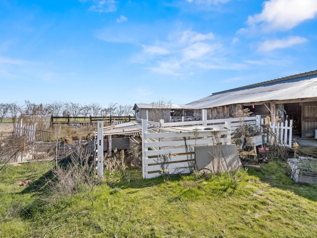 view of yard featuring an outdoor structure