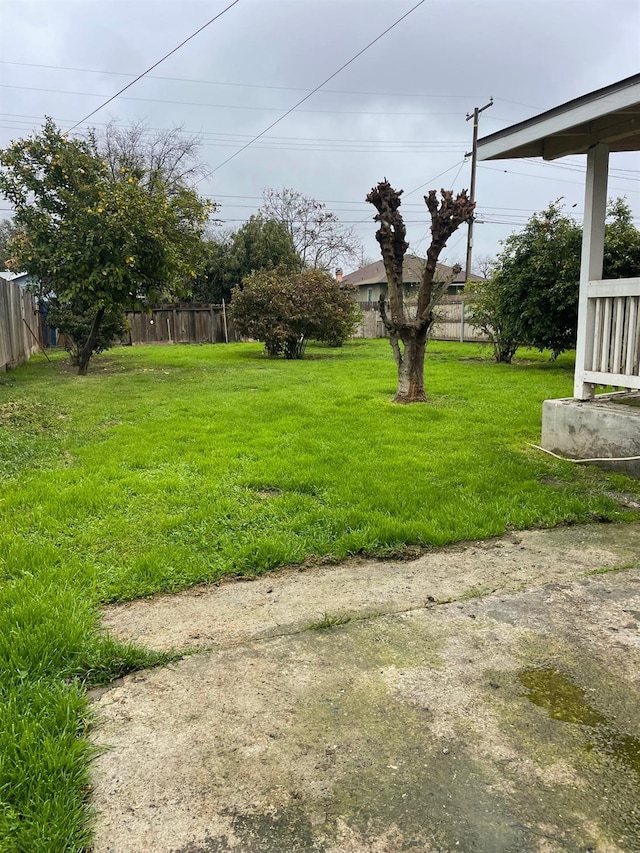 view of yard featuring fence