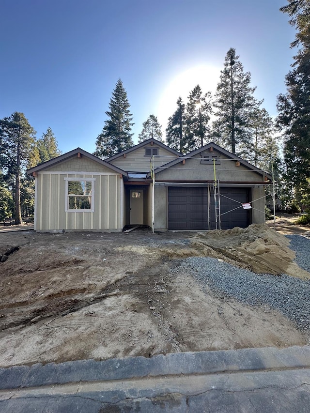 view of front facade featuring a garage and driveway