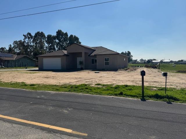 view of front facade featuring a garage and driveway