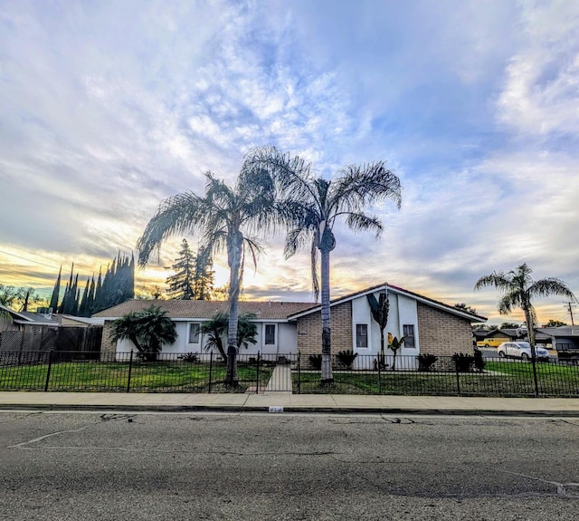 view of front facade featuring a fenced front yard