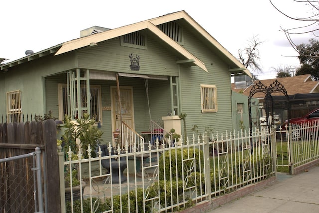 bungalow featuring a fenced front yard