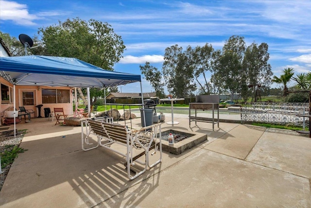 view of patio featuring a fire pit