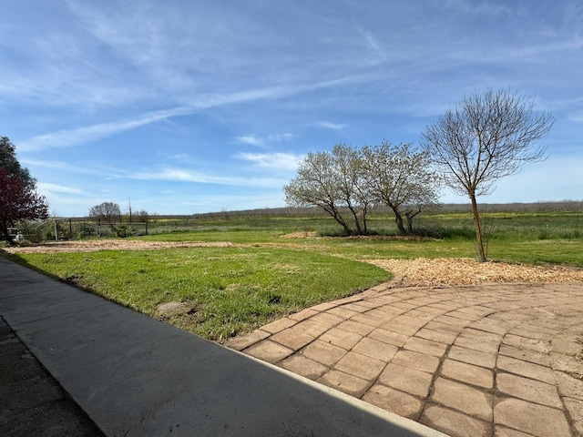 view of yard featuring a rural view