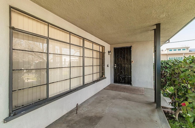 view of exterior entry with stucco siding