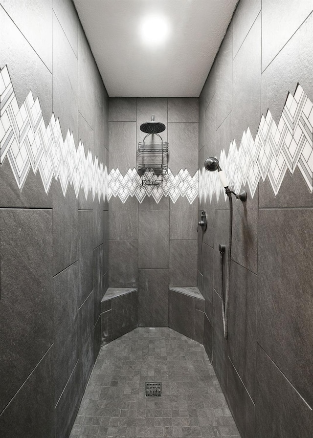 bathroom featuring a tile shower