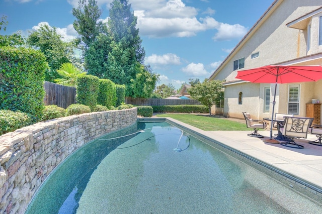 3033 Hanson Ave, Clovis, CA 93611 - view of swimming pool with a fenced backyard and a patio area