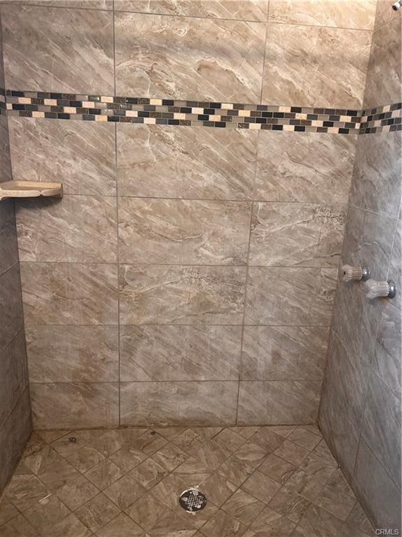 details featuring a tile shower