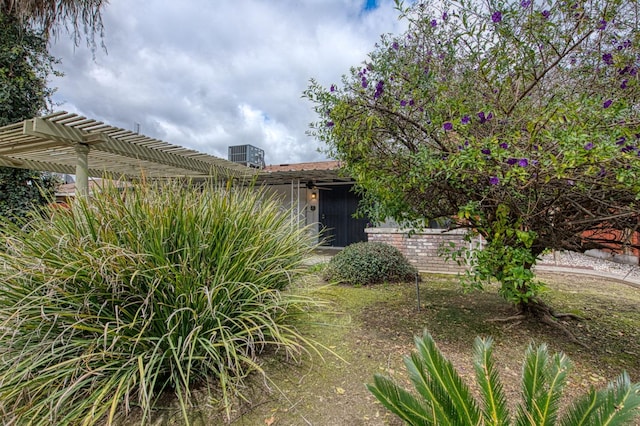 view of yard with a pergola