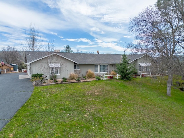 view of front of house featuring driveway and a front lawn