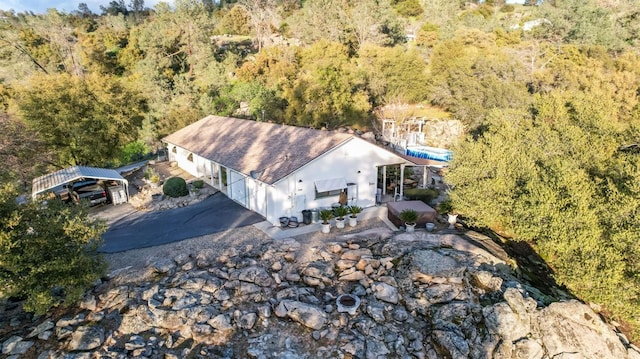 bird's eye view featuring a wooded view