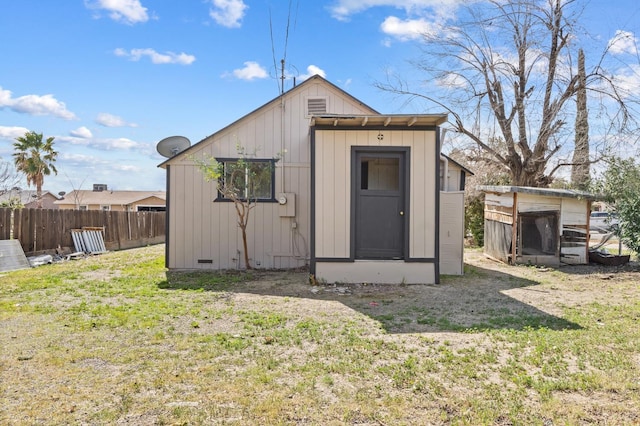 view of outdoor structure with fence and an outdoor structure