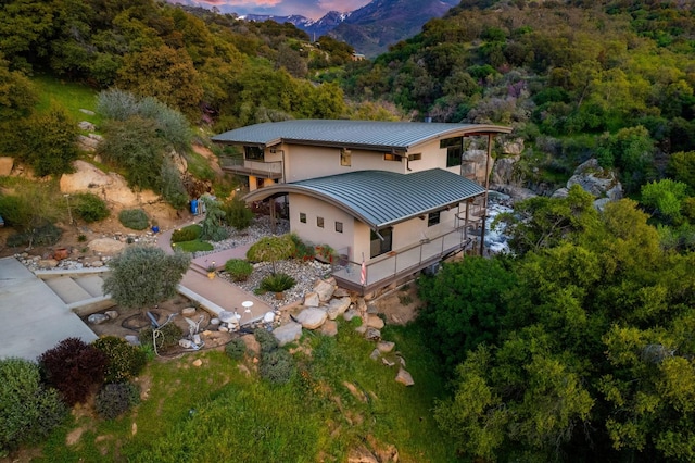 bird's eye view featuring a wooded view