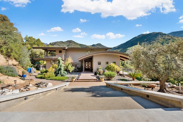 view of front of house featuring a mountain view and stucco siding