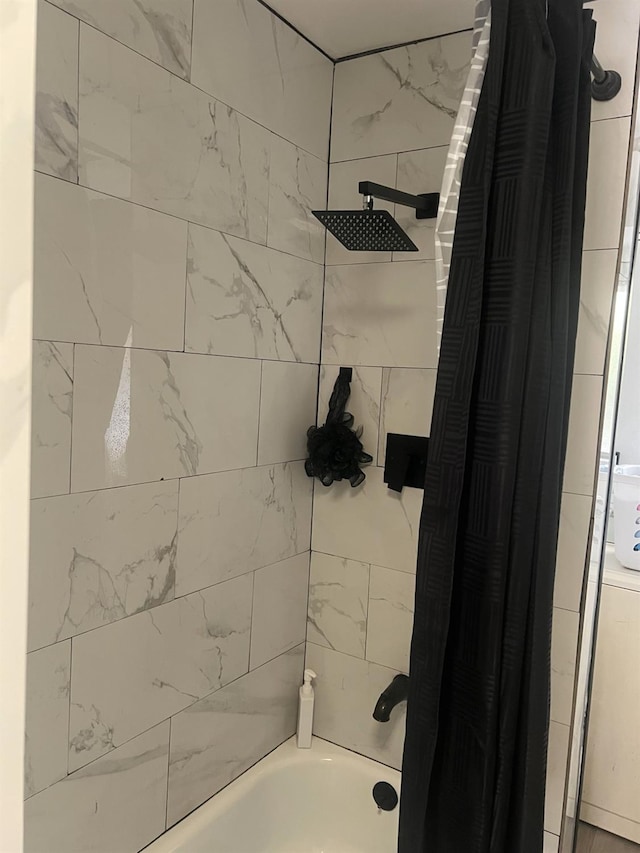 15245 El Mar Ln, Kerman, CA 93630 - bathroom featuring shower / bath combo