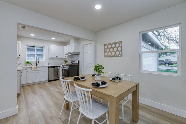 dining space with light wood finished floors, baseboards, visible vents, and recessed lighting