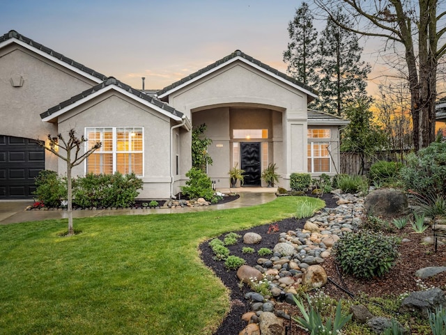 view of front of property featuring stucco siding and a front lawn