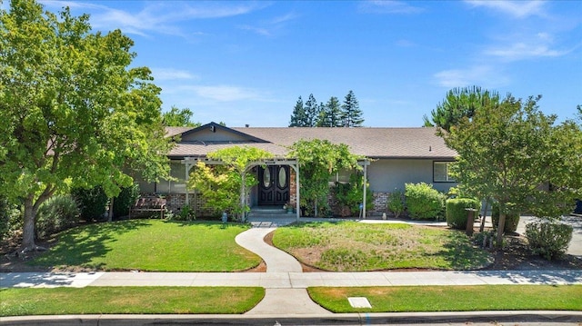 view of front of house featuring a front lawn