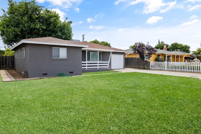 view of front of property featuring crawl space, driveway, a front yard, and fence