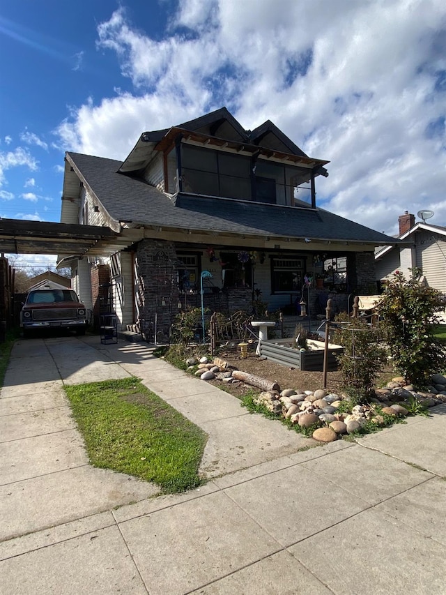 view of front of home with concrete driveway